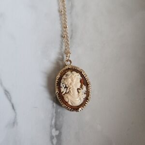 Elegant Gold Cameo Pendant Necklace